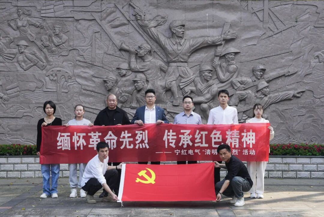 又是一年清明季，春風(fēng)化雨寄哀思。 不忘烈士拋忠骨，民族復(fù)興中國夢(mèng)。